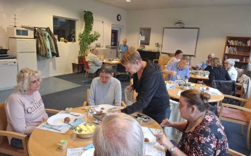 Buurtbewoners lunchen samen in buurthuis Dolphia